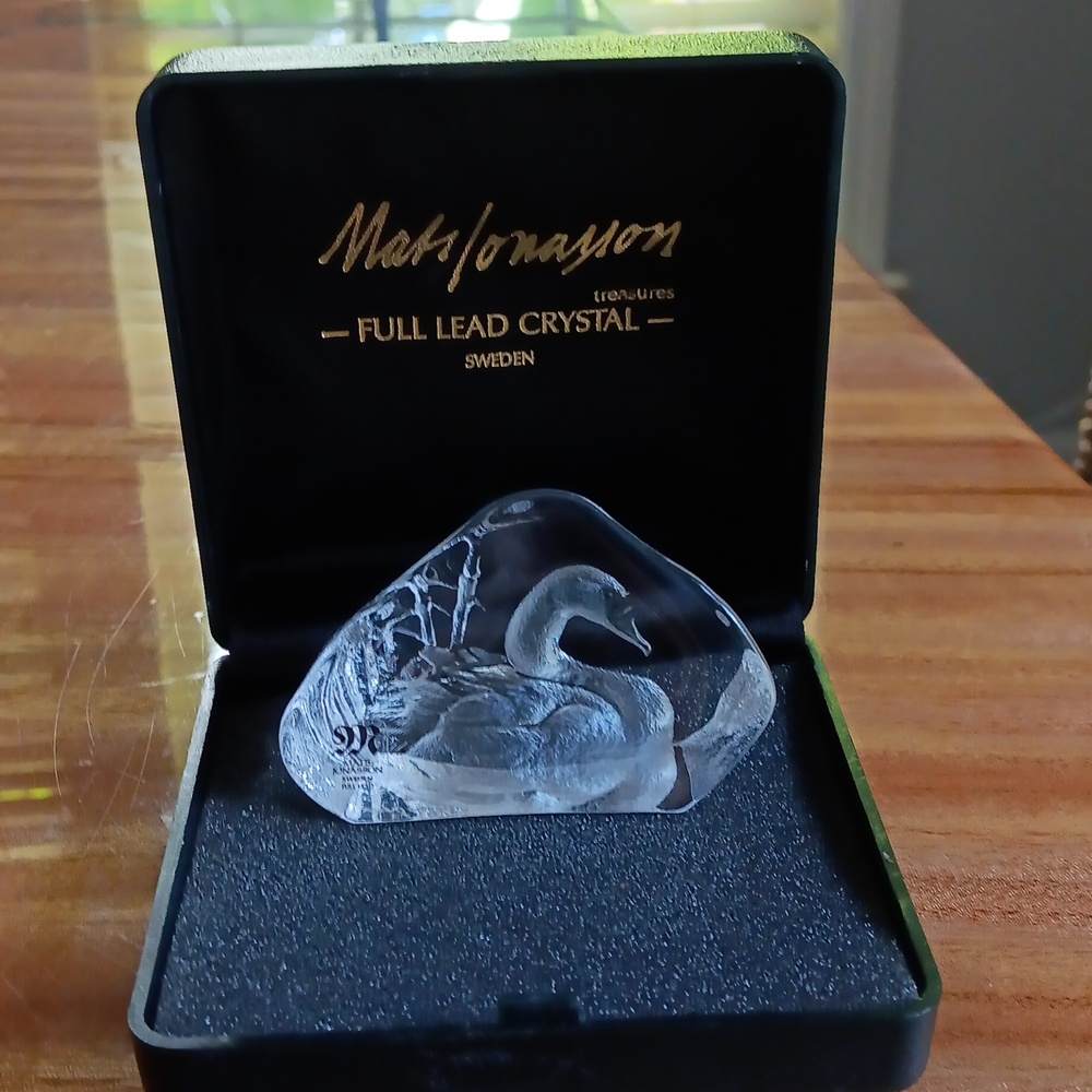 Mats Jonasson signed lead crystal  etched swan